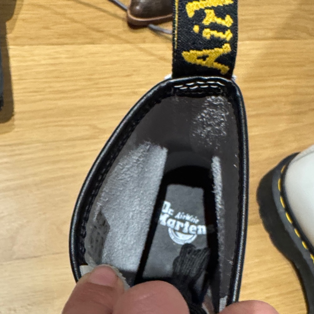 Dr. Martens White Leather Boots with Black Laces NWT EU 41/US 9 - Picture 4 of 4